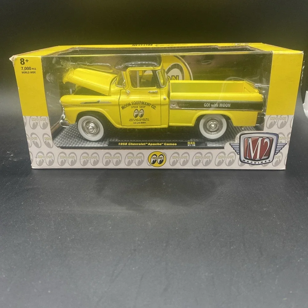 M2 1/7000 YELLOW MOON EYE 1958 CHEVROLET APACHE PICKUP R86 21-10 1/24